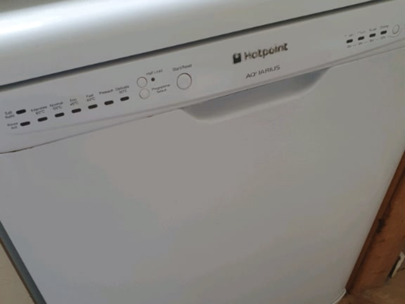 Hotpoint dishwasher (like new)