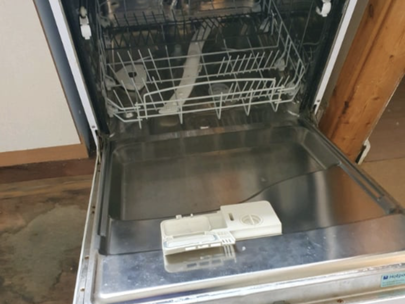 Hotpoint dishwasher (like new)