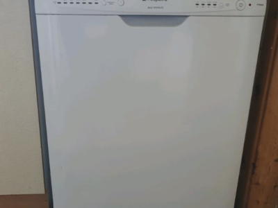 Hotpoint dishwasher (like new)